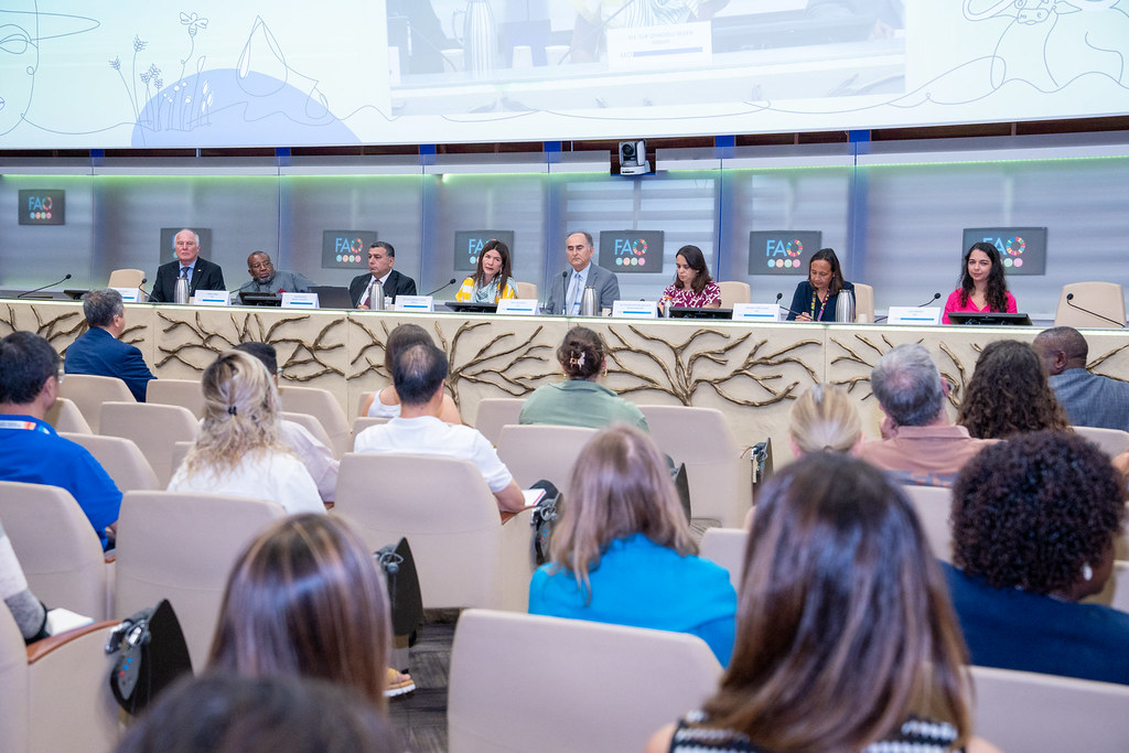 FAOPlants's tweet photo. 🌱 How can healthier plants contribute to healthier people, animals and ecosystems?

At a #COAG30 side event, we explored the growing role of #PlantHealth within the #OneHealth approach and how it can be better integrated into policies and frameworks. 

📰https://t.co/LKSIz03KLh https://t.co/jVL2EDlp1N