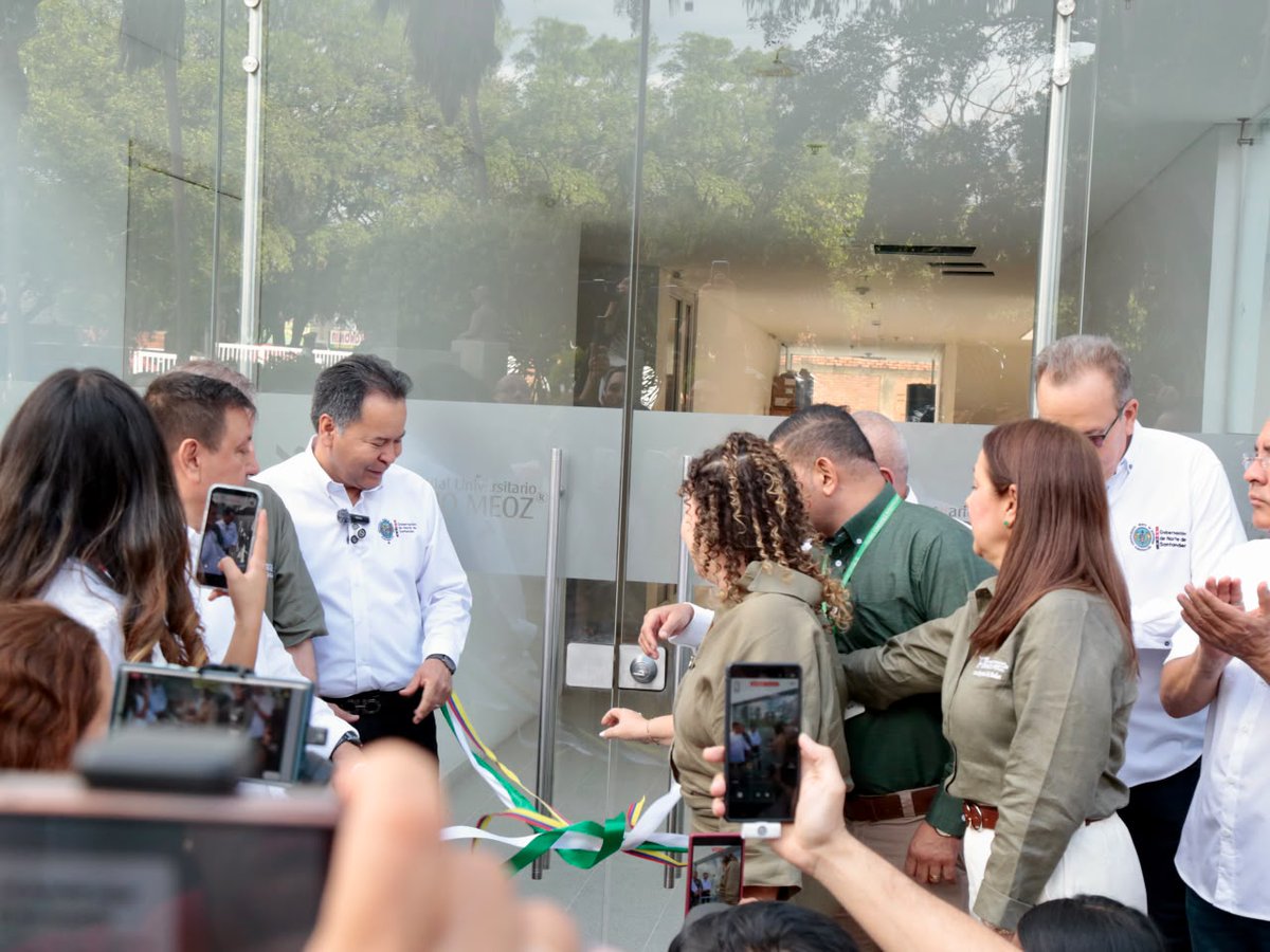 GoberNorte's tweet photo. El @ese_huem fortalece su capacidad de atención con la entrega de 4 quirófanos, equipos biomédicos, 2 ambulancias y una nueva torre administrativa. 🏥 

Una inversión que representa mayor infraestructura, tecnología y capacidad de respuesta para la salud de #NorteDeSantander. https://t.co/eBt339AoHd