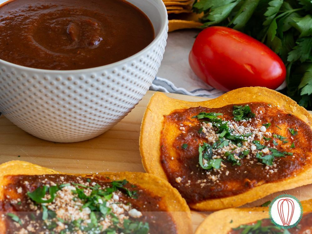 twofoodies's tweet photo. 🍅🌶️ Hay recetas que empiezan con el aroma de tomates y chiles asándose. Esta salsa roja guatemalteca queda deliciosa sobre tostadas, pero también con huevos, tacos o carnes asadas. ¿Tú con qué la servirías?

https://t.co/fHCLGrrwNj https://t.co/GYwNgrO0Yy