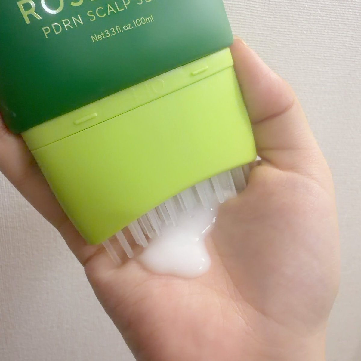mmashumm's tweet photo. AROMATICA @aromatica_jp 
ローズマリーPDRNスカルプセラム
頭皮の油・水分バランスを整えて頭皮＆根元ケアができるセラム🌿
半透明だから塗る量が見てわかりやすい✨
湿度と汗でベタつく頭皮がすっきりしてお気に入り。

#むーんぱわーさろん でいただきました😊
#PDRNスカルプセラム https://t.co/oat9jnSyLm