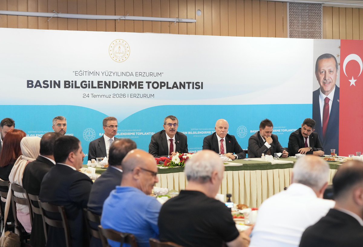 tcmeb's tweet photo. Millî Eğitim Bakanı @Yusuf__Tekin, “Eğitimin Yüzyılında Erzurum” Basın Bilgilendirme Toplantısı’nda Açıklamalarda Bulundu

📌 Öğretmenevindeki programda kentte görev yapan gazetecilerle bir araya gelen Bakan Tekin, Erzurum Kongresi'nde önemli kararların alındığını, o yüzden 23 Temmuz'un hem bir Erzurumlu olarak hem de Millî Eğitim Bakanı olarak kendisi için çok önemli olduğunu belirterek 24 Temmuz Gazeteciler ve Basın Bayramı dolayısıyla da gazetecilerin her zaman haber çalışması için yanlarında olduğunu, yoğun tempoda çalıştığını ve bu nedenle her günü bayram gibi kutlamalarını arzu ettiklerini dile getirdi.

📌 Yapımları tamamlanmak üzere olan “özel eğitim ihtiyacı bulunan çocuklar ve ebeveynlerine yönelik destek ünitelerinin yer aldığı bir özel eğitim kampüsü, Erzurum ve Anadolu mutfağı için bir renk sayılacak gastronomi lisesi ve kış sporları üzerine odaklanması planlanan spor lisesi” hakkında bilgi veren Bakan Tekin, bütçeden en büyük payı daima eğitime ayıran Cumhurbaşkanı Recep Tayyip Erdoğan’a şükranlarını iletti.

👉🏻  https://t.co/e8IV63lGoE