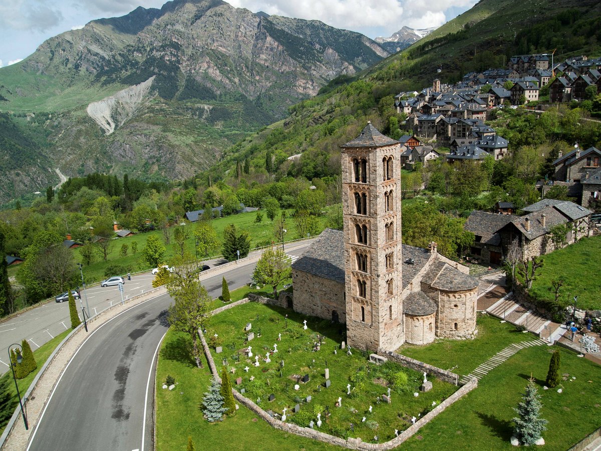 aralleida's tweet photo. Entre muntanyes, valls i camps, el Pirineu i les Terres de Lleida ofereixen paisatges que connecten amb l’essència del territori 👌

Aquest estiu descobreix espais naturals 🤗 per gaudir-los i preservar-los #AmbTotaNaturalitat 🌿

#AraLleida #BiosphereGoldDestination 🌱 #NaturaADNLleida 💚🌍