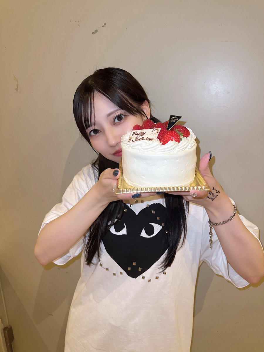 kotori_karatea's tweet photo. 毎年お誕生日をお祝いしていただきありがとうございます🥲
とっっっっても美味しいケーキ、みんなでいただきました🎂
6周年本当におめでとうございます㊗️
また7周年もお祝いさせていただけるよう頑張ります��❤️‍🔥 https://t.co/L7oafZi7mh