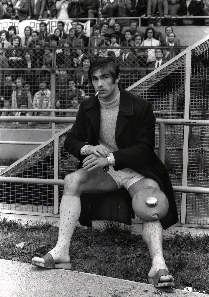 GennaroSerra's tweet photo. Stadio Comunale di Torino, primavera del 1971.
Paolo Pulici, infortunato, osserva   i compagni di squadra del Toro con la sigaretta in bocca e la borsa del ghiaccio sul ginocchio. Iconico! https://t.co/FWgQhGbXsx