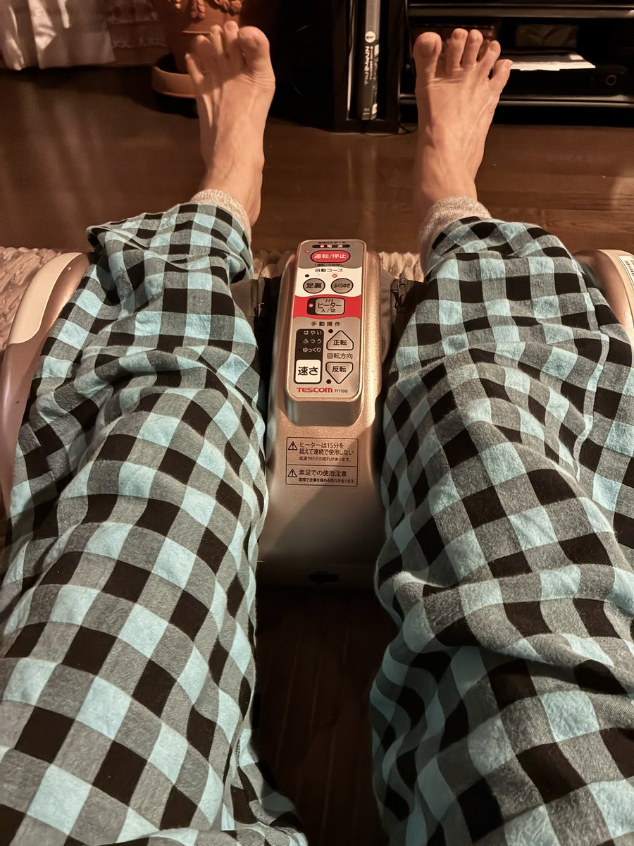tt_naomi's tweet photo. 朝から夜までメイク仕事でした。棒足を癒すウチのマシーンしながら足指🦶体操✊✌️🖐️💦で足が攣ったイってててて
今日もお疲れ老足よ
よく頑張ったね。

#ナチュラルメイクアップ
#プロフィール撮影会
#オーディション写真
#メイク講師 https://t.co/BYro0XwI4v