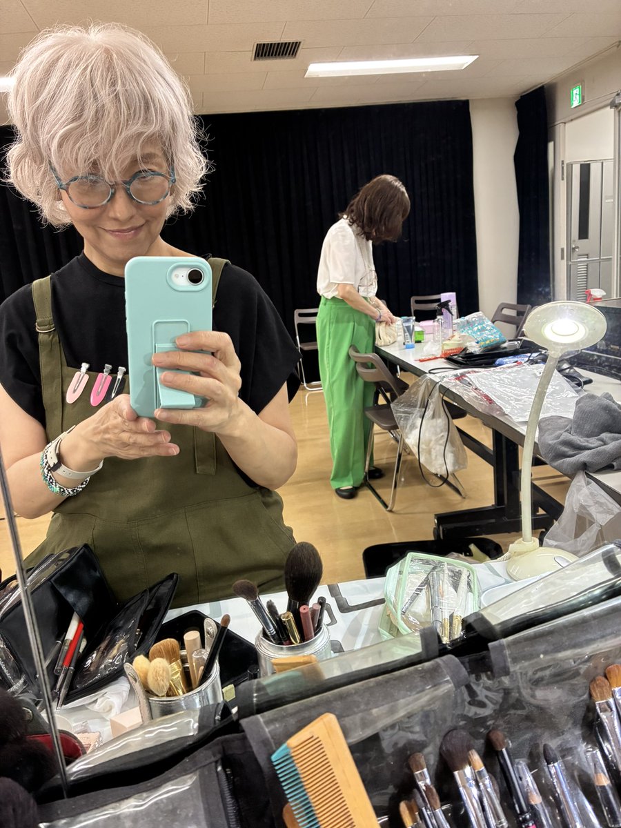 tt_naomi's tweet photo. 朝から夜までメイク仕事でした。棒足を癒すウチのマシーンしながら足指🦶体操✊✌️🖐️💦で足が攣ったイってててて
今日もお疲れ老足よ
よく頑張ったね。

#ナチュラルメイクアップ
#プロフィール撮影会
#オーディション写真
#メイク講師 https://t.co/BYro0XwI4v