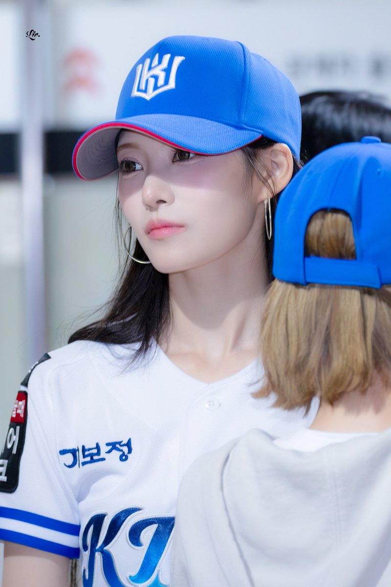 liiv_06's tweet photo. 260721 KT위즈파크 시구

#리센느 #리브 #RESCENE #LIV https://t.co/Q2OvZTdXSK