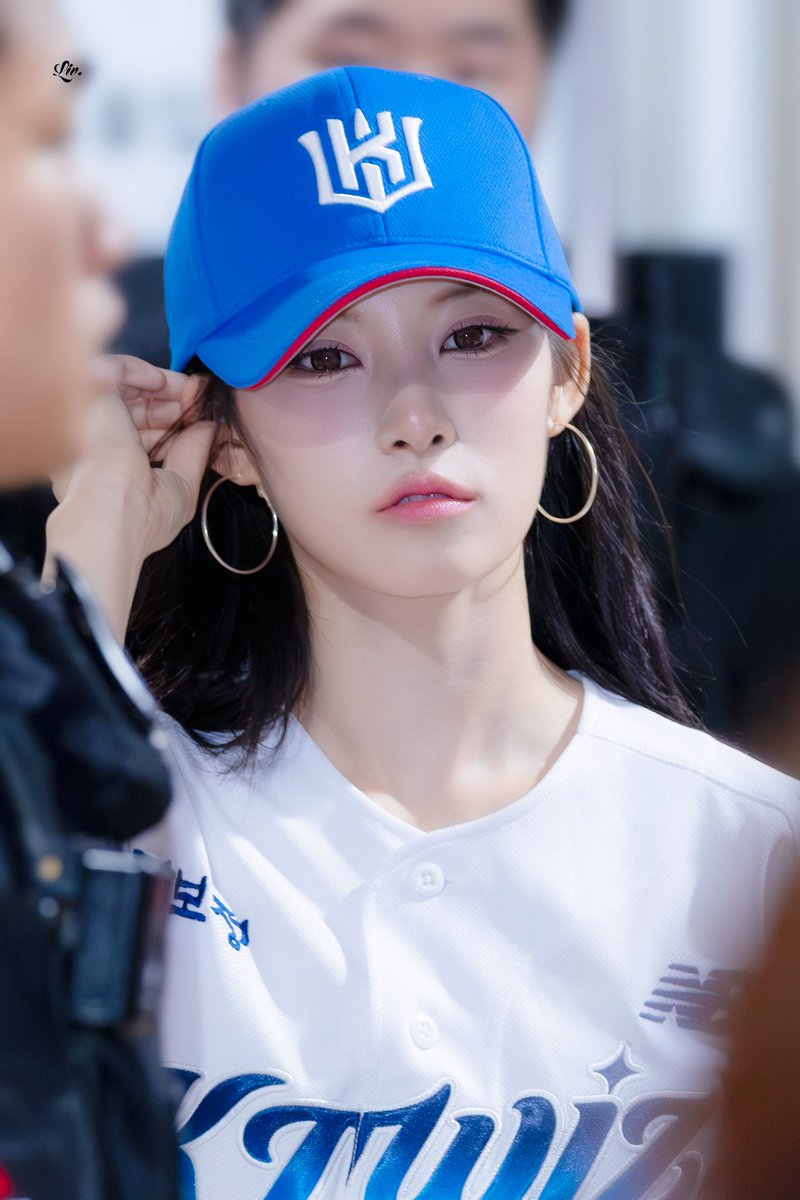 liiv_06's tweet photo. 260721 KT위즈파크 시구

#리센느 #리브 #RESCENE #LIV https://t.co/Q2OvZTdXSK