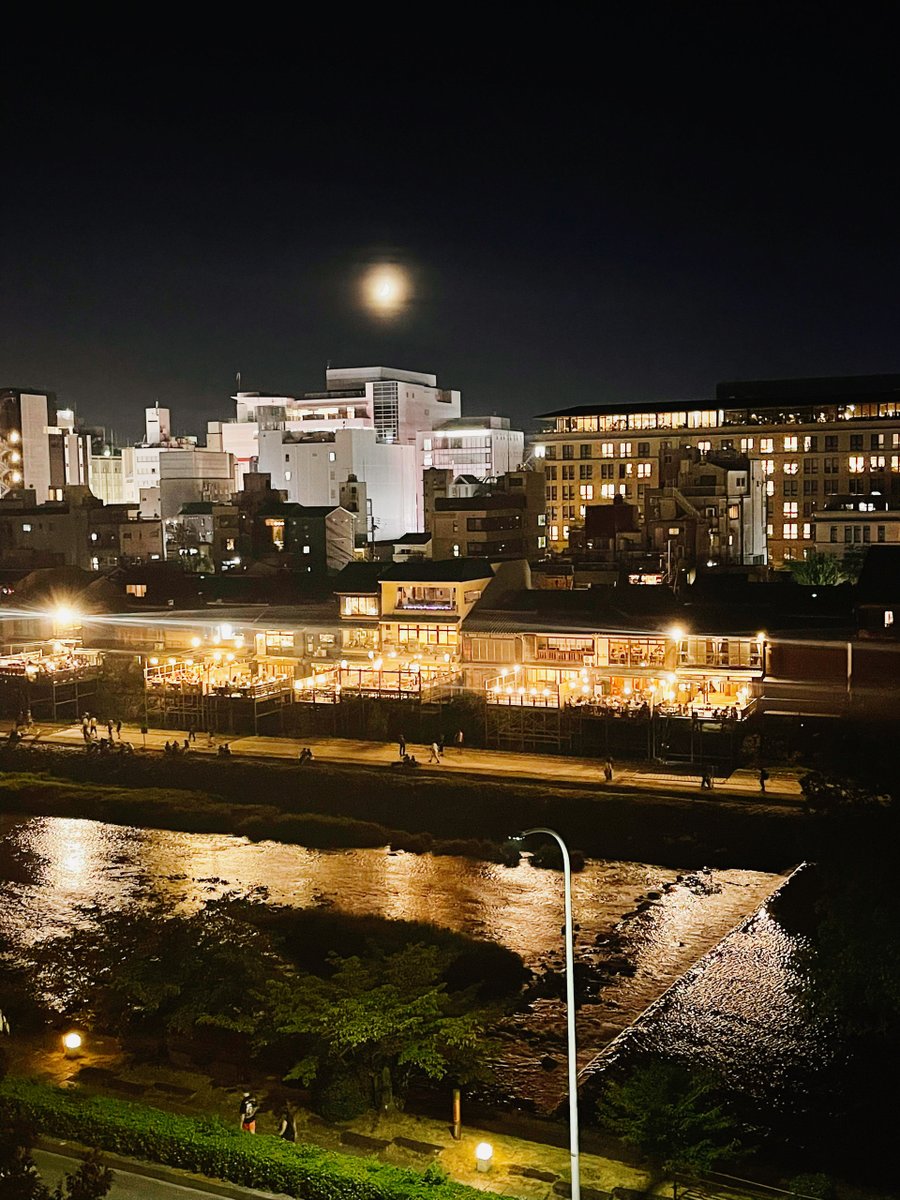 kyoto_glafit's tweet photo. 夏の京都・鴨川と満月 https://t.co/4aIQCn46VU
