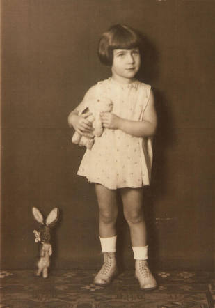 AuschwitzMuseum's tweet photo. 24 July 1927 | Dutch Jewish girl, Lilian Schlosz, was born in Berlin. She emigrated to the Netherlands.

In November 1943 she was deported from #Westerbork to #Auschwitz. She did not survive. https://t.co/Zm7BhiO5CX