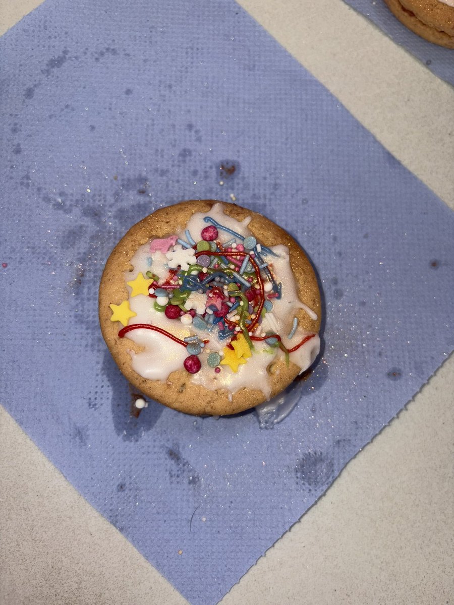 ERAGLENBURN's tweet photo. Little bakers in action! 🍪✨ Group 1 had so much fun making delicious Empire biscuits decorating, and, of course, enjoying the tasty results! 👩‍🍳👨‍🍳💛@GlasgowCC #CHFAP https://t.co/T6wscbP4c1