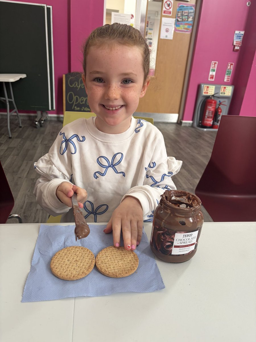 ERAGLENBURN's tweet photo. Little bakers in action! 🍪✨ Group 1 had so much fun making delicious Empire biscuits decorating, and, of course, enjoying the tasty results! 👩‍🍳👨‍🍳💛@GlasgowCC #CHFAP https://t.co/T6wscbP4c1