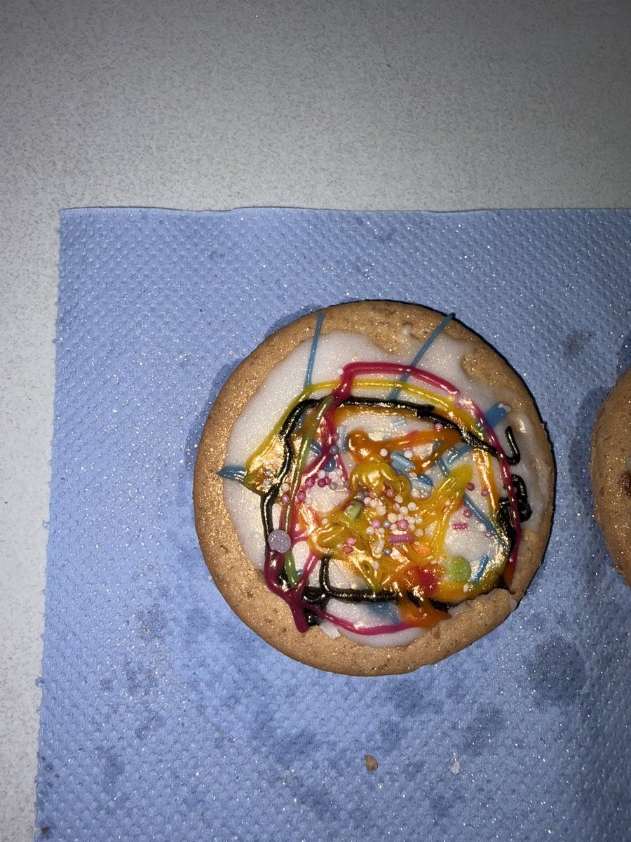 ERAGLENBURN's tweet photo. Little bakers in action! 🍪✨ Group 1 had so much fun making delicious Empire biscuits decorating, and, of course, enjoying the tasty results! 👩‍🍳👨‍🍳💛@GlasgowCC #CHFAP https://t.co/T6wscbP4c1