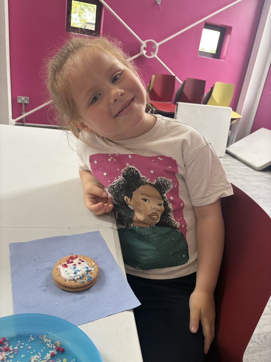 ERAGLENBURN's tweet photo. Little bakers in action! 🍪✨ Group 1 had so much fun making delicious Empire biscuits decorating, and, of course, enjoying the tasty results! 👩‍🍳👨‍🍳💛@GlasgowCC #CHFAP https://t.co/T6wscbP4c1