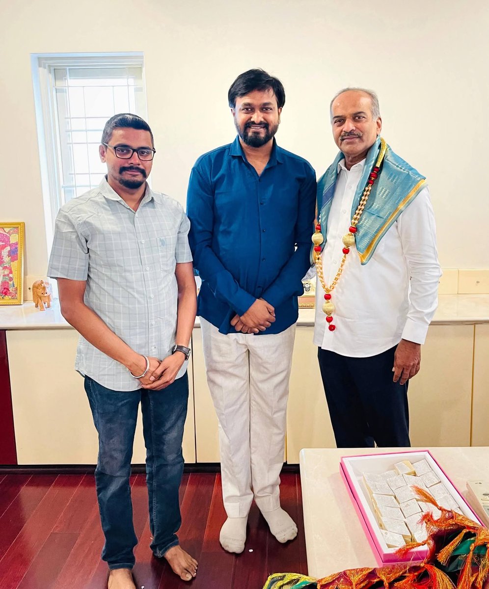 iamsuneelblr's tweet photo. ನಮ್ಮ ನೆಚ್ಚಿನ ನಾಯಕರು ಬೆಂಗಳೂರು ಕೇಂದ್ರ ಸಂಸದರಾದ ಶ್ರೀ ಪಿಸಿ ಮೋಹನ್ ಸರ್ ಅವರಿಗೆ ಹುಟ್ಟು ಹಬ್ಬದ ಶುಭಾಶಯಗಳು..🎉🎉

Warm birthday wishes to our beloved leader Bengaluru Central MP Sri @PCMohanMP sir..

#HappyBirthday #PCMohan https://t.co/moJgcr0rEI