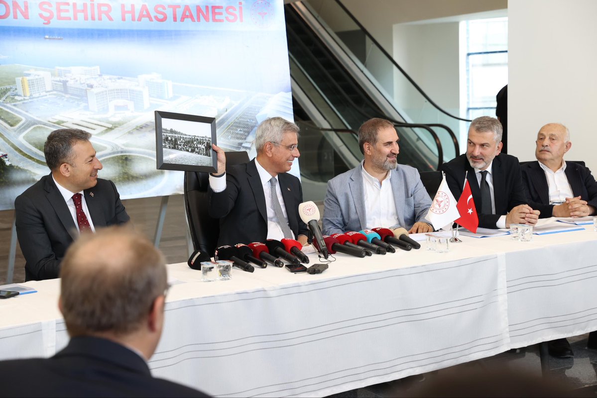 drmemisoglu's tweet photo. Trabzon’umuza yaraşır bir sağlık şaheseri…🇹🇷

Cumhurbaşkanımız Sayın @RTErdogan’ın vizyonuyla hayata geçirilen Şehir Hastanelerimizin en güçlü halkalarından biri olan Trabzon Şehir Hastanemizdeydik.

Tüm detayları titizlikle planlanan bu modern sağlık kompleksimiz, teknolojik donanımı ve yüksek kapasitesiyle Trabzon’umuzun sağlık standartlarını zirveye taşıyacak.

Şehrimize ve ülkemize hizmet verecek bu dev eserin yükselmesinde emeği geçen, taş üstüne taş koyan herkese şükranlarımı sunuyorum.
