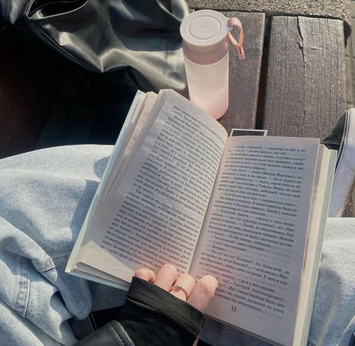 AlejaReads's tweet photo. My therapy is me: reading, buying books, underlining phrases, falling in love with fictional characters, and finding a little piece of myself in every book.>>> https://t.co/RITLF3rFJ6