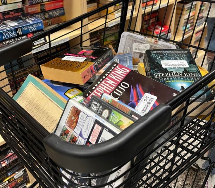 AlejaReads's tweet photo. My therapy is me: reading, buying books, underlining phrases, falling in love with fictional characters, and finding a little piece of myself in every book.>>> https://t.co/RITLF3rFJ6