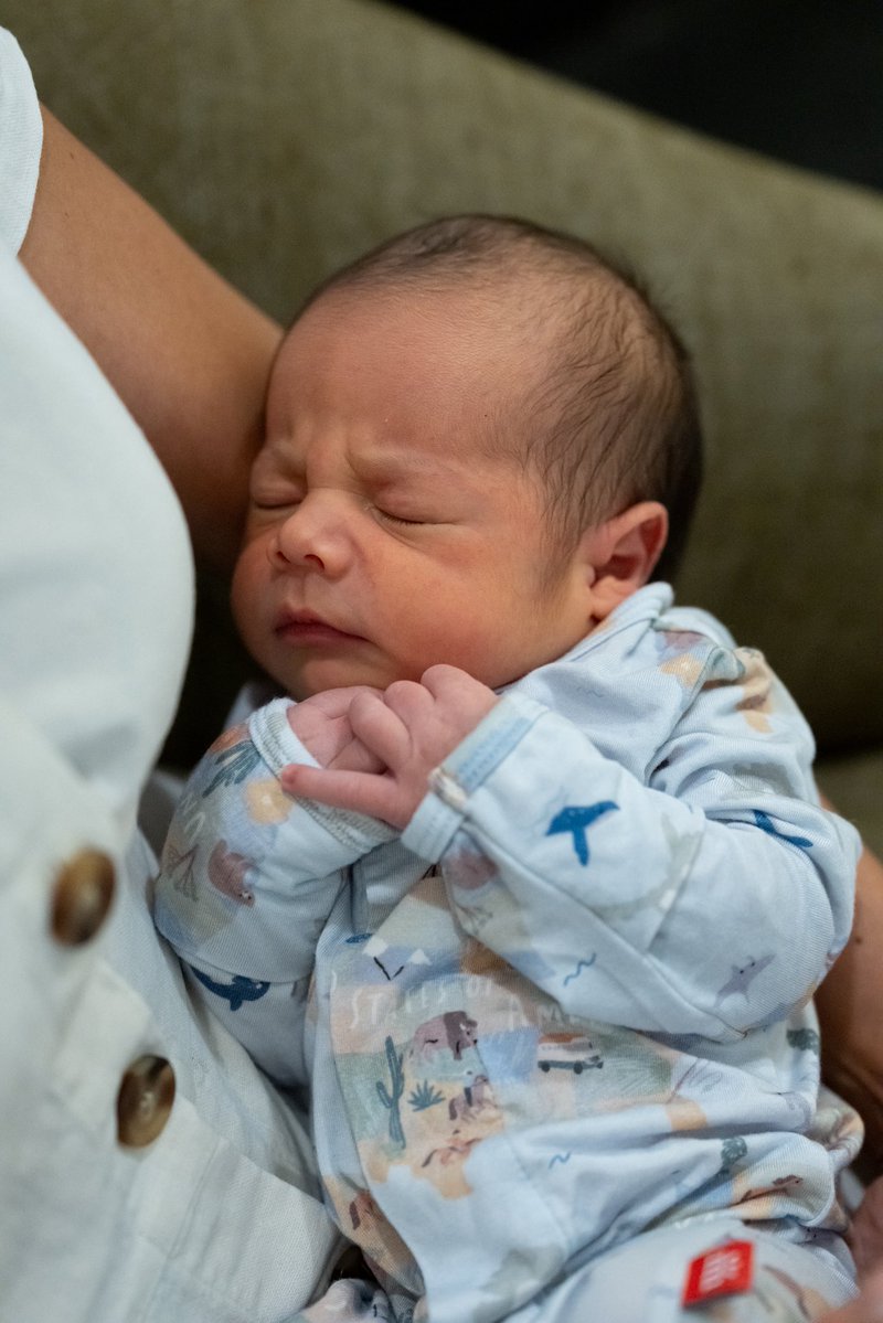 ThePatriotOasis's tweet photo. 🔥🚨 BEAUTIFUL: Meet baby Alec — the NEWEST member of the Vance family.

The Second Lady Usha Vance shared sweet behind-the-scenes photos as she and VP JD Vance settle into life with four children.

USHA: “Thank you for all the good wishes… Meet Alec!” 

Congratulations to the entire family!