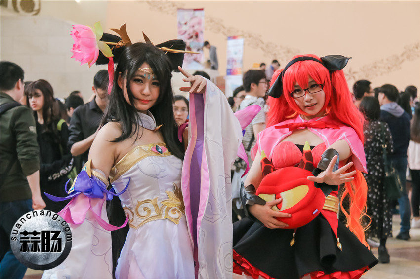 ClotildePan6ls's tweet photo. Spent my whole weekend at the epic local comic con! Met my favorite cosplayer, grabbed exclusive merch and my camera roll’s now full of awesome character shots. Total fanboy/girl win ， https://t.co/QZJyKQGgnL