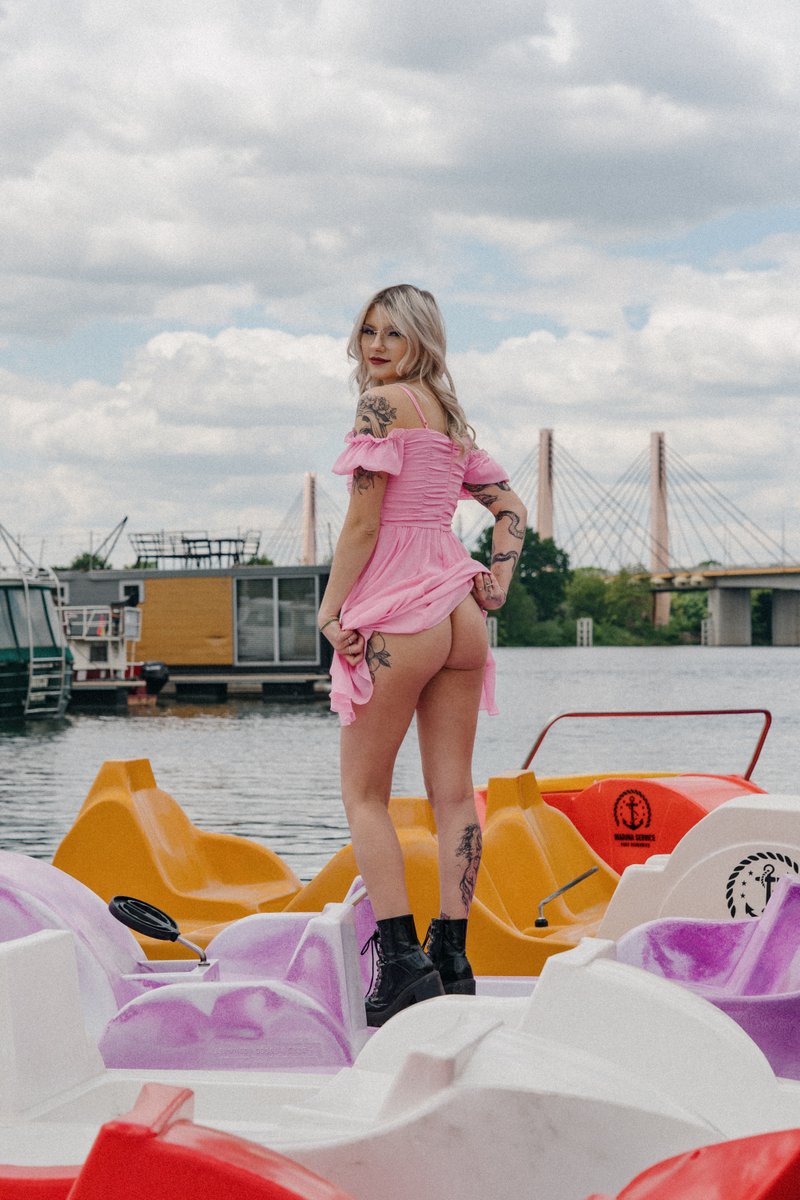 dlugokeckiart's tweet photo. What’s the best way to get through the summer heat? Cool off by the water, of course! Full gallery on my P. page :) Have a great weekend!
#sensualphoto #polishmodel #photographer #polska #poland #photography #supportmyart https://t.co/ZQeN5PkfEp