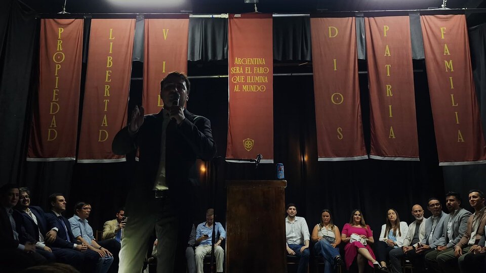 surabequiet's tweet photo. @CramosAgro @Tomioka42_ @lucasconmuchasS Ahí los tenés a los muñecotes "liberales" en su acto de lanzamiento, con un discurso y una estética visual completamente aspiraciónal del  fascismo europeo. Confunden todos los conceptos, por eso idolatran a Trump que es nacionalista mientras votan a milei que es entreguista. https://t.co/wrdRAX3HiW