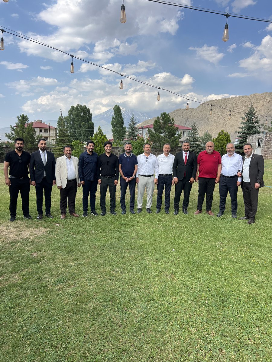 Dtilhamiyildiz's tweet photo. 📍 Doğubayazıt

Aylık İlçe Başkanları Toplantımızı, Doğubayazıt İlçe Başkanımız Sayın Mehmet Sena Geçit’in ev sahipliğinde gerçekleştirdik.

İlçe başkanlarımızla bir araya gelerek teşkilat çalışmalarımızı kapsamlı şekilde değerlendirdik, önümüzdeki döneme ilişkin yol haritamızı istişare ettik. Milletimize daha güçlü hizmet sunma hedefiyle birlik, beraberlik ve ortak akıl anlayışıyla çalışmalarımızı kararlılıkla sürdürüyoruz.

Misafirperverlikleri dolayısıyla İlçe Başkanımız Sayın Mehmet Sena Geçit’e teşekkür ediyor, toplantımızın teşkilatımız ve serhat şehrimiz Ağrı için hayırlara vesile olmasını diliyorum.

Birlikte güçlü teşkilat, güçlü Ağrı, güçlü Türkiye. 🇹🇷

#AKParti #Ağrı #Doğubayazıt #TürkiyeYüzyılı #İstikbalTürkiyenindir