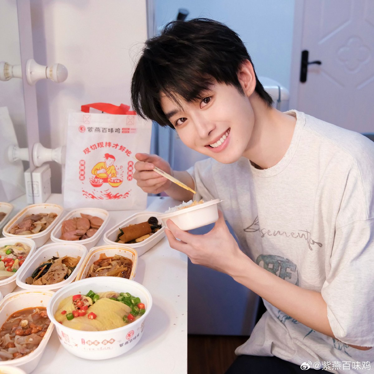 XiaoTianTH's tweet photo. 24/7/26 | 紫燕百味鸡 Update

紫燕百味鸡 มาเยี่ยมถึงหลังเวทีแล้ว!! กินให้อร่อย ดื่มให้เต็มที่ เติมพลังให้พร้อมที่สุด! 💖

#เถียนเจียรุ่ย #田嘉瑞 #TianJiarui https://t.co/yfSu1SW4M5