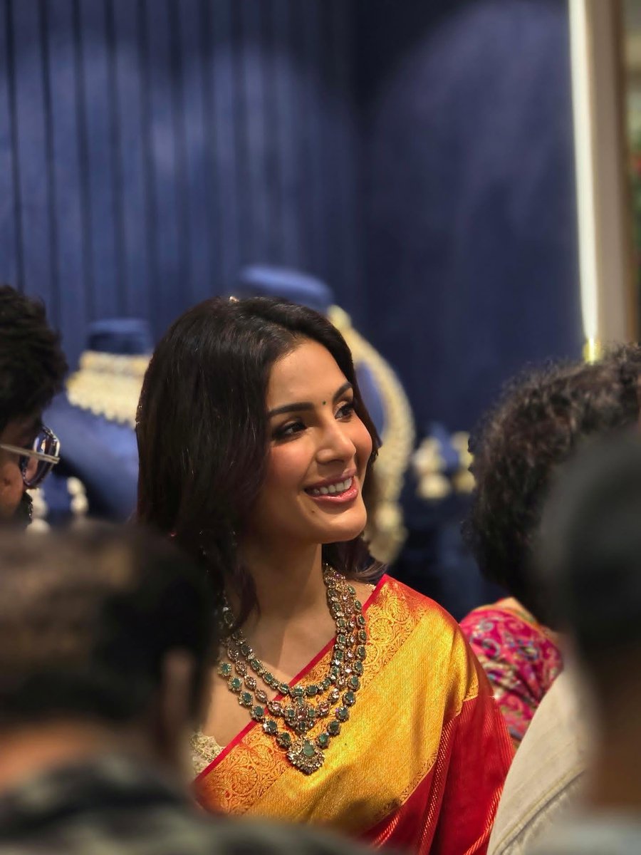 wvmediaa's tweet photo. Samyuktha at the BNR Gold &amp; Diamonds grand opening in Vizag ✨🥰/1

#Samyuktha https://t.co/92NnzPZZCA