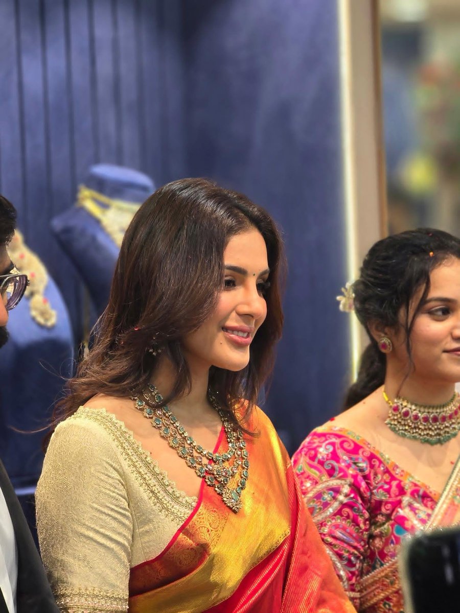 wvmediaa's tweet photo. Samyuktha at the BNR Gold &amp; Diamonds grand opening in Vizag ✨🥰/1

#Samyuktha https://t.co/92NnzPZZCA