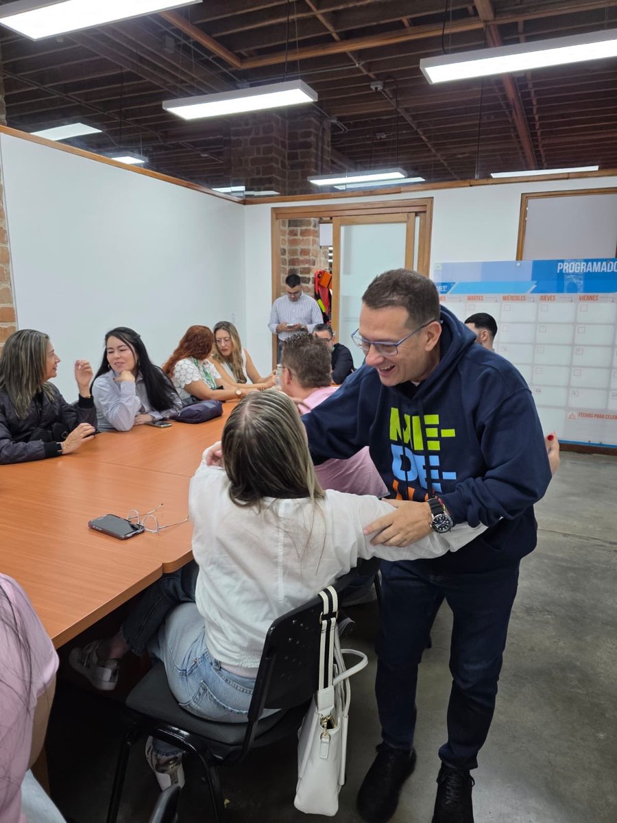 arcilaDDHH's tweet photo. ¡Le damos la Bienvenida al nuevo equipo de vinculados del distrito que se suma a la @PazDDHHmed !  Les deseamos los mejores éxitos en este reto. Estamos seguros de que su trabajo y compromiso serán fundamentales para seguir sirviendo a toda la ciudadanía de nuestro Distrito.
@FicoGutierrez @AlcaldiadeMed