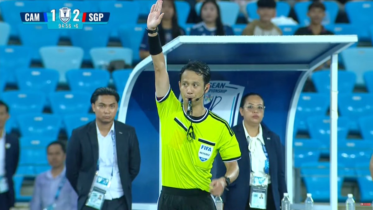 arbitro_2021's tweet photo. 88分にシンガポールが勝ち越すとここで約5分間に及ぶVARチェック。結果OFRを実施すると主審の高崎さんはオフサイドがあったとして得点を取り消した。 https://t.co/OVQ7kuuDJF