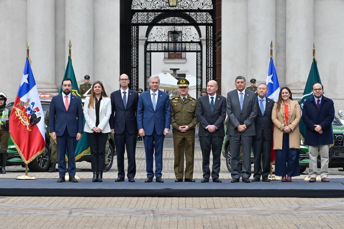 Carabdechile's tweet photo. 📍#Santiago: Desde el Palacio de La Moneda, el Presidente de la República, José Antonio Kast, junto al General Director de Carabineros, Marcelo Araya, anunció el proyecto de ley del Plan de Fortalecimiento a Carabineros de Chile.

Esta iniciativa busca fortalecer la carrera institucional, mejorar las condiciones para el desarrollo profesional de nuestros carabineros, reconocer económicamente el riesgo inherente a la función policial y robustecer las capacidades operativas mediante una mayor dotación y mejor equipamiento, con el propósito de seguir entregando más seguridad y #MásCarabineros a todos los habitantes del país.
#OrdenyPatria
