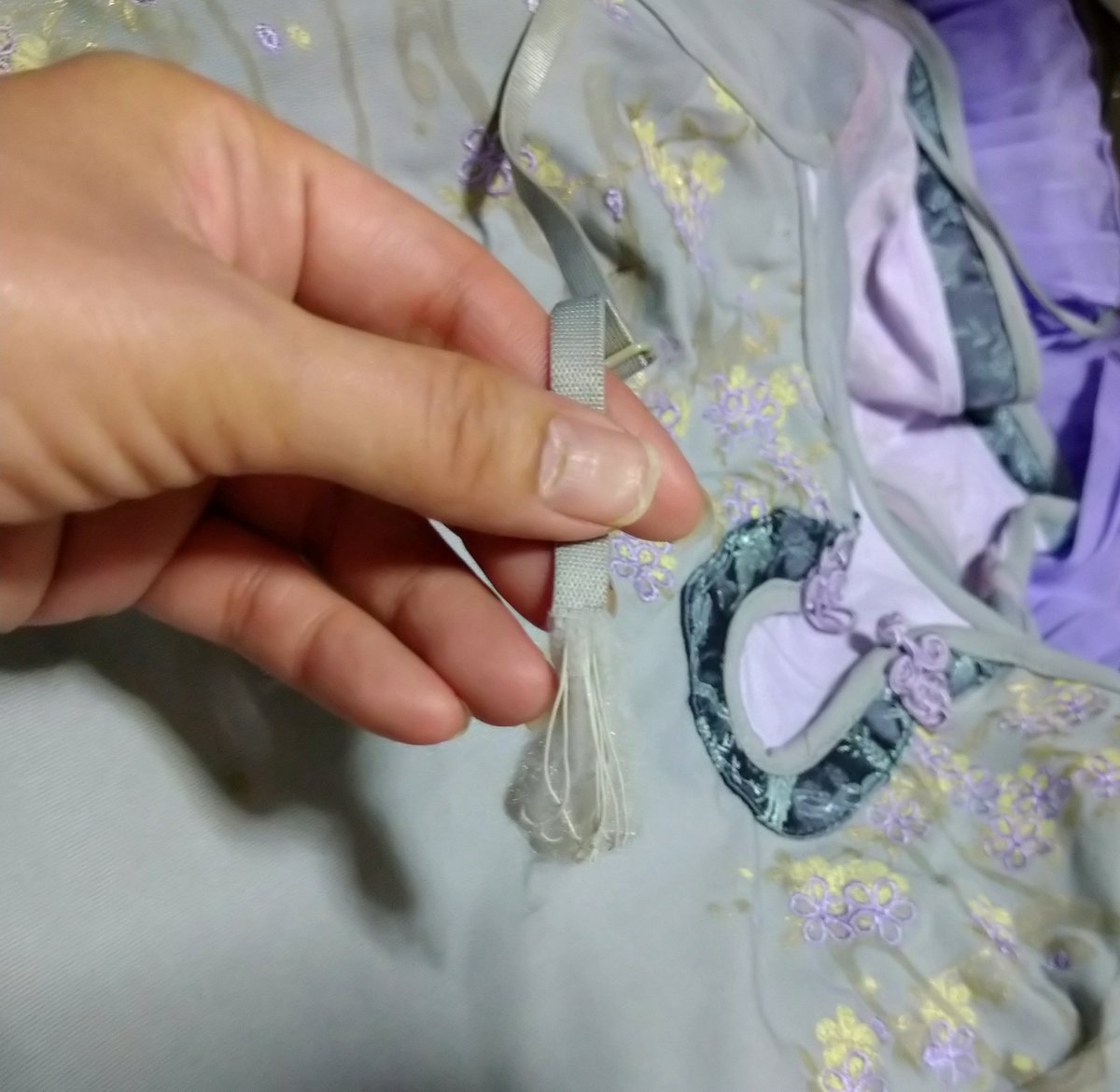 akisakura4's tweet photo. 久し振りに着ようとした、お気に入りのキャミワンピの肩紐部分が悲しい事になってて、もう着られないから処分しないとなんだが、マジで気に入ってたので捨てるのに忍びない… https://t.co/D0hofX92bk