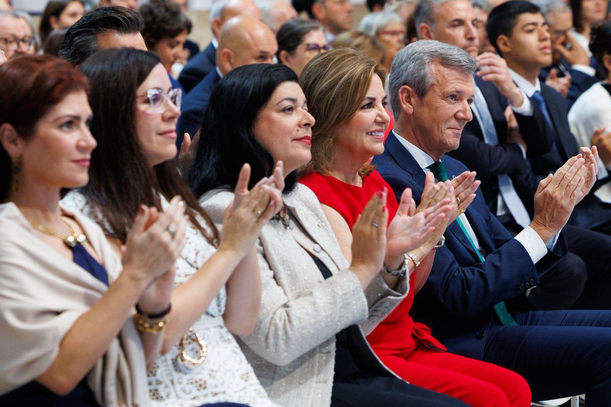AlfonsoRuedaGal's tweet photo. Un orgullo entregar as Medallas de Galicia 2026 a Claudia Álvarez, Beatriz Gil, Carla Angola e Camila Fernández. Catro historias de talento, esforzo e arraigo que representan o mellor da Galicia do exterior.

Un recoñecemento a quen demostrou que a distancia nunca é un obstáculo para seguir levando Galicia consigo

#MedallasDeGalicia