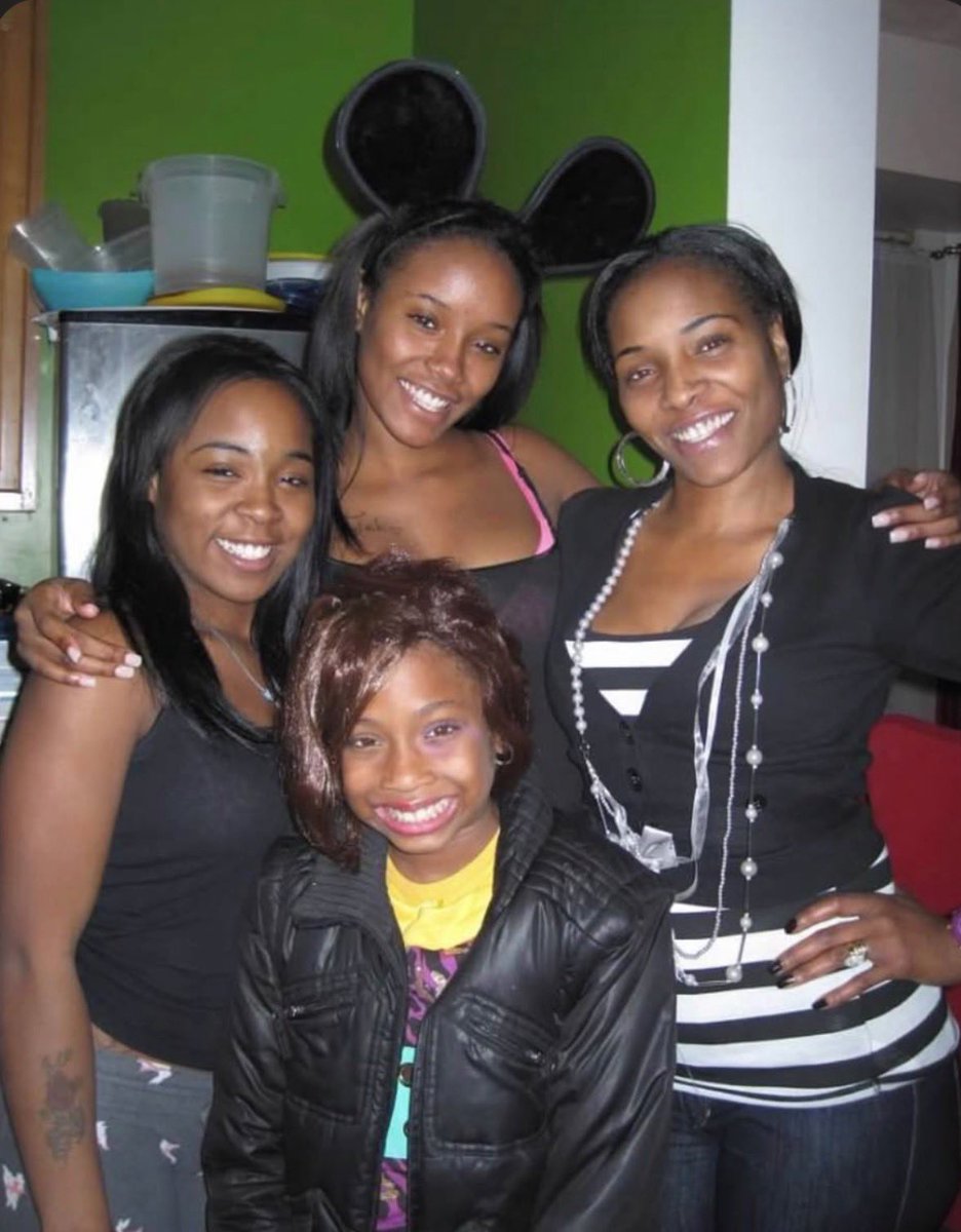 tylaahhhhh's tweet photo. I cannot believe cancer took my big sister at only 33 years old!π’π’ Losing a sibling is the worse pain you can feel I am so distraught canβt eat sleep think straight nun i held my baby as she turned cold ill never be the same ππ π #FOREVERPRI #FUCKCANCER π’ππ https://t.co/LhsPlulYhf