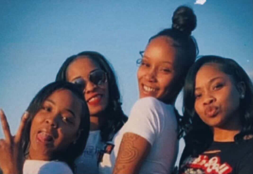 tylaahhhhh's tweet photo. I cannot believe cancer took my big sister at only 33 years old!π’π’ Losing a sibling is the worse pain you can feel I am so distraught canβt eat sleep think straight nun i held my baby as she turned cold ill never be the same ππ π #FOREVERPRI #FUCKCANCER π’ππ https://t.co/LhsPlulYhf