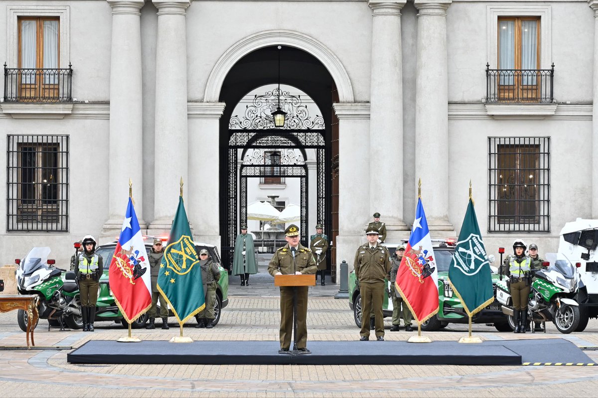 Carabdechile's tweet photo. 📍#Santiago: Desde el Palacio de La Moneda, el Presidente de la República, José Antonio Kast, junto al General Director de Carabineros, Marcelo Araya, anunció el proyecto de ley del Plan de Fortalecimiento a Carabineros de Chile.

Esta iniciativa busca fortalecer la carrera institucional, mejorar las condiciones para el desarrollo profesional de nuestros carabineros, reconocer económicamente el riesgo inherente a la función policial y robustecer las capacidades operativas mediante una mayor dotación y mejor equipamiento, con el propósito de seguir entregando más seguridad y #MásCarabineros a todos los habitantes del país.
#OrdenyPatria