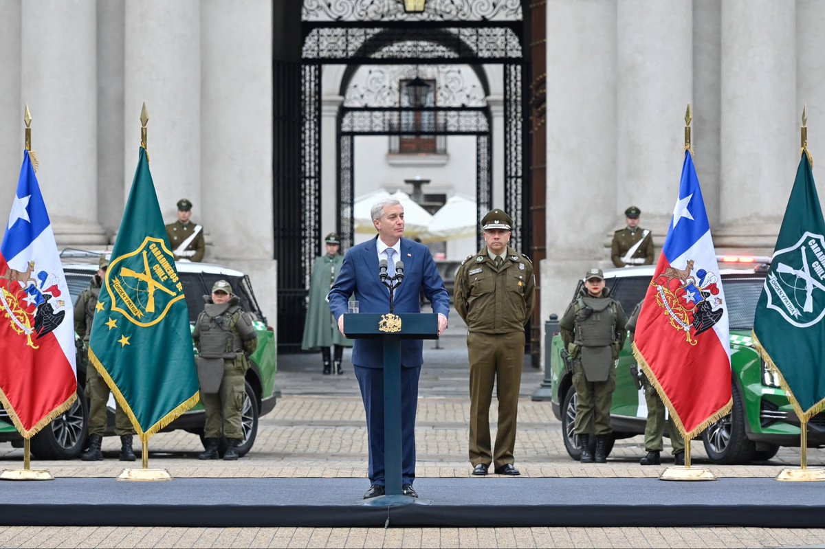 Carabdechile's tweet photo. 📍#Santiago: Desde el Palacio de La Moneda, el Presidente de la República, José Antonio Kast, junto al General Director de Carabineros, Marcelo Araya, anunció el proyecto de ley del Plan de Fortalecimiento a Carabineros de Chile.

Esta iniciativa busca fortalecer la carrera institucional, mejorar las condiciones para el desarrollo profesional de nuestros carabineros, reconocer económicamente el riesgo inherente a la función policial y robustecer las capacidades operativas mediante una mayor dotación y mejor equipamiento, con el propósito de seguir entregando más seguridad y #MásCarabineros a todos los habitantes del país.
#OrdenyPatria