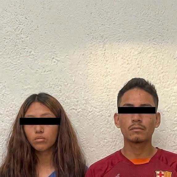QRAhora's tweet photo. 🔴 Horror en Chimalhuacán: niña de dos años fue asesinada y enterrada bajo un sillón; su hermana de cinco años reveló el crimen

Chimalhuacán, Estado de México.- Un caso que ha conmocionado al país salió a la luz luego de que una niña de cinco años revelara el presunto asesinato de su hermana menor, Leticia, de apenas dos años, quien habría sido víctima de una brutal agresión a manos de su madre y su padrastro, para después ser enterrada clandestinamente dentro de su propia vivienda.

De acuerdo con las investigaciones, los hechos ocurrieron en la colonia Corte Lomas de San Pablo, donde la menor habría sido golpeada violentamente y, presuntamente, atacada con un machete por su madre, Alma Sofía, y su padrastro, Bryan Jesús. La necropsia determinó que la causa de muerte fue un traumatismo craneoencefálico.

Tras el crimen, los presuntos responsables habrían cavado un hoyo en el piso de la sala de la vivienda para ocultar el cuerpo de la niña. Posteriormente colocaron un sillón sobre el lugar, donde continuaron viviendo con aparente normalidad.

El caso permaneció oculto hasta que la hermana mayor de la víctima, de cinco años, encontró el valor para contarle a su abuela lo que había presenciado. Según el testimonio, la menor le dijo que su hermanita había sido asesinada y enterrada dentro de la casa.

La abuela denunció los hechos ante las autoridades, quienes acudieron al domicilio y localizaron el cuerpo enterrado bajo el piso de la sala, confirmando el crimen.

Tras las investigaciones, elementos de seguridad detuvieron a Alma Sofía y Bryan Jesús en el municipio de Nezahualcóyotl. Durante su captura, ambos presuntamente intentaron sobornar a los policías para evitar su detención, por lo que además del delito de feminicidio enfrentan una acusación por cohecho.

Un juez determinó vincularlos a proceso y les impuso la medida cautelar de prisión preventiva, mientras continúan las investigaciones para esclarecer completamente los hechos.

El caso ha provocado una profunda indignación social por la violencia extrema ejercida contra la menor y por las circunstancias en las que su cuerpo fue ocultado. También ha generado reconocimiento hacia la niña de cinco años, cuyo testimonio permitió descubrir el crimen y dar paso a la intervención de las autoridades.

En el Estado de México, el delito de feminicidio infantil puede ser sancionado con penas que incluyen prisión vitalicia. Mientras el proceso judicial continúa, el caso de Leticia se ha convertido en un doloroso recordatorio de la importancia de denunciar cualquier indicio de violencia contra niñas y niños.