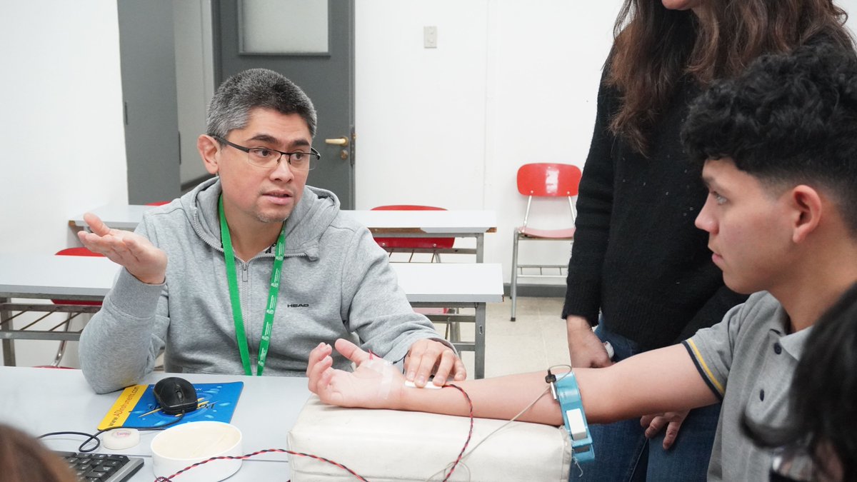 ICBM_UChile's tweet photo. Más de 200 estudiantes participaron en la Jornada de Exploración Vocacional #LaRutaDeLaSalud de #PACEUCH. 🧬

El ICBM fue parte de la iniciativa con cinco talleres interactivos que acercaron las ciencias biomédicas a través de experiencias prácticas. 
🔗 https://t.co/B8ePZyAUrE https://t.co/tJqf1jiGdI