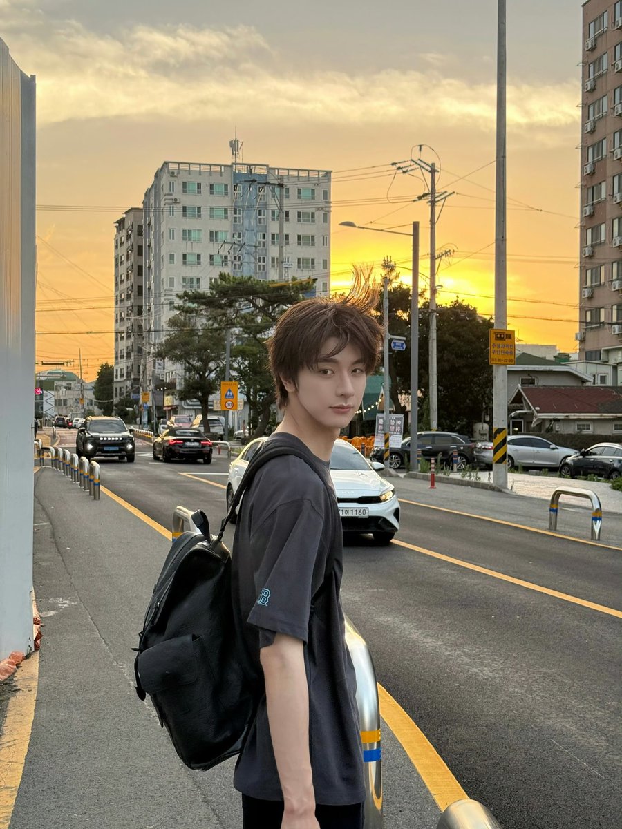 ifweiyi's tweet photo. 이 사진 찍어주신 분 누군진 모르겟지만 항상 같이 다니셧으면.......🧎🏻‍♀️🧎🏻‍♀️🧎🏻‍♀️  남친짤퀄리티왤케높음 https://t.co/Yfms6Nsx43