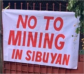giannagaviola's tweet photo. some posters are hung up on gates too.

#SaveSibuyan #NoToMiningInSibuyan #BanMining https://t.co/pUP47WCvH0