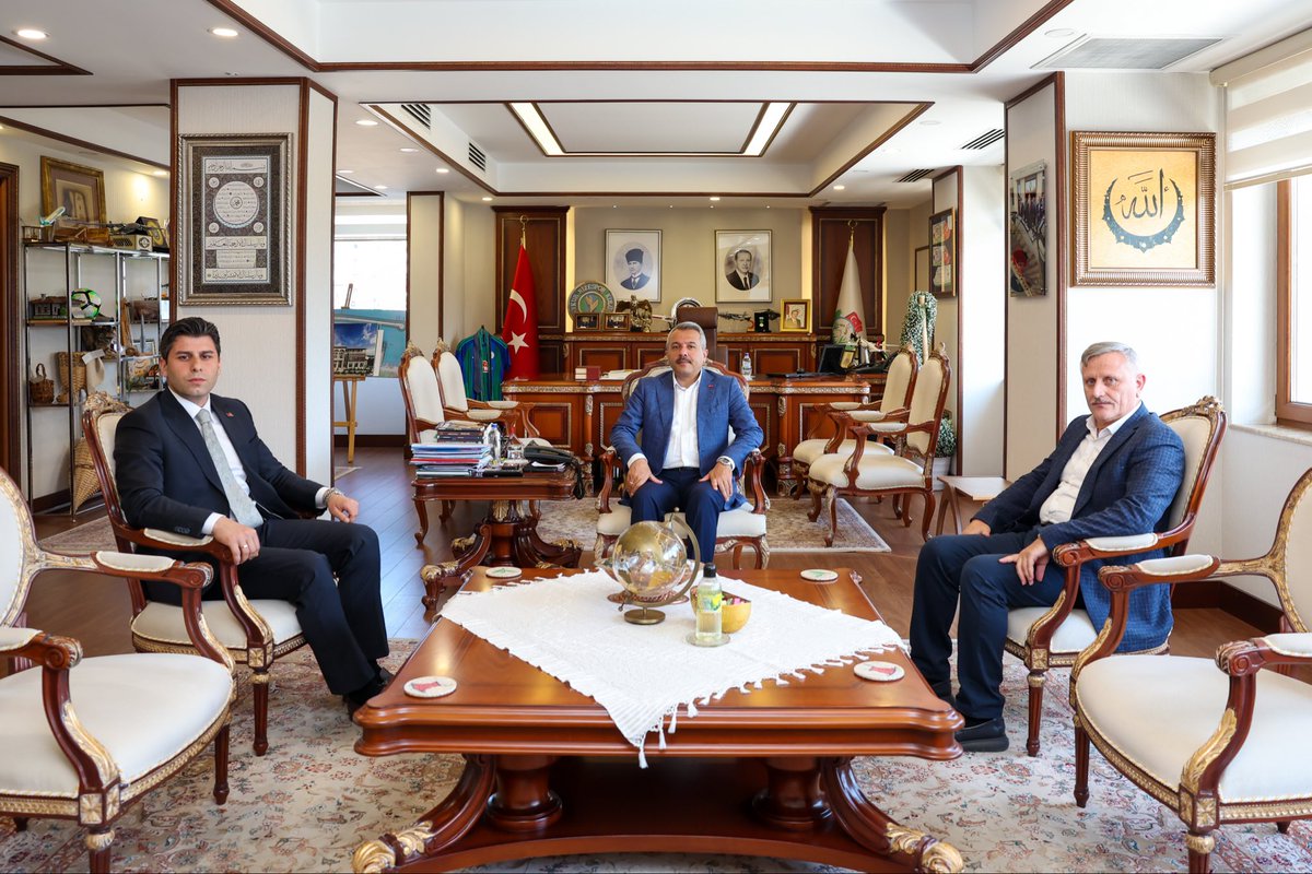 RizeVali's tweet photo. Valilik Makam Ziyaretleri…👇🏻

📌 Hemşin Kaymakamı Murat Karnap ve Hemşin Belediye Başkanı Halim Bekar,
📌 Rize Belediye Başkan Yardımcısı Muhittin Aydın Bilsel,
📌 Prof. Dr. Faruk Taşçı,

Valimiz Sayın İhsan Selim Baydaş’ı makamında ziyaret etti.

@ihsanselimb https://t.co/FD801vmW0o