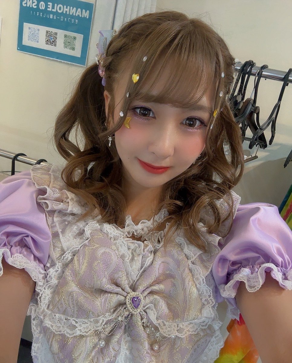 iiren_marin's tweet photo. 写真選ぶのも、文考えるのも悩みすぎて遅くなった。
もー正直言葉でません。
ソロもやらさせて貰えて、新曲も披露できて、沢山黄色振ってくれて、グッズも買ってきてくれて、もーここでは書ききれません。
明日起きたら沢山書きます！
一つだけいいます。
最高でした！😭🌻 https://t.co/ZURvuTaXHQ