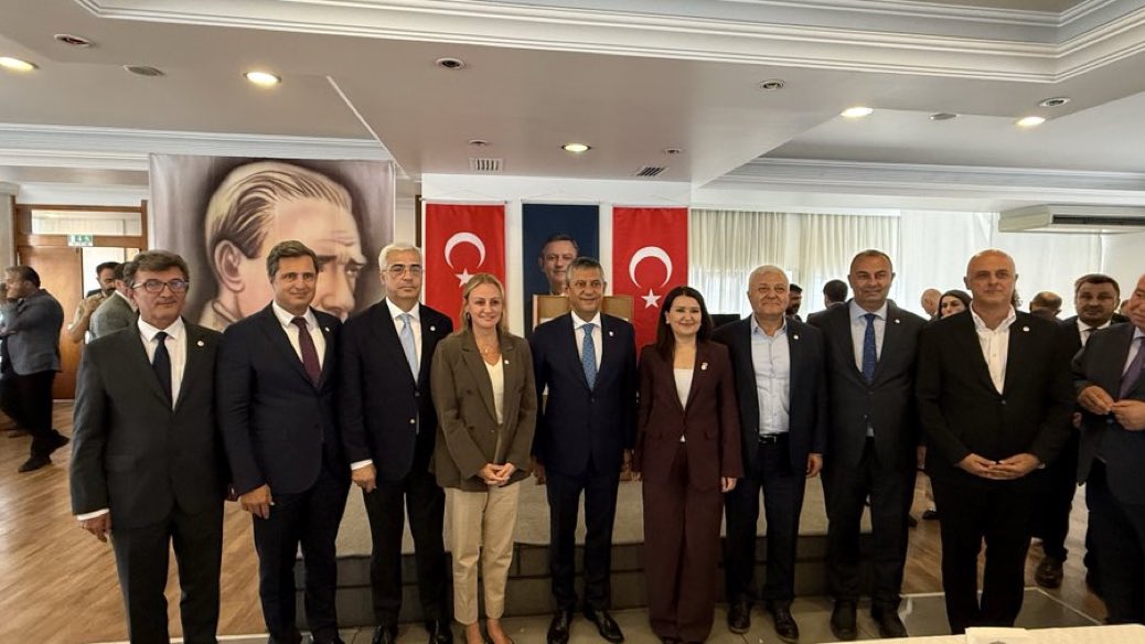 mvednanarslan's tweet photo. Genel Başkanımız Sayın Özgür Özel ve İzmir Milletvekili arkadaşlarımız ile birlikte YENİ Partimizde; ilk gün ilk fotoğraf. Hayırlı olsun. https://t.co/mI4P0kAl8I