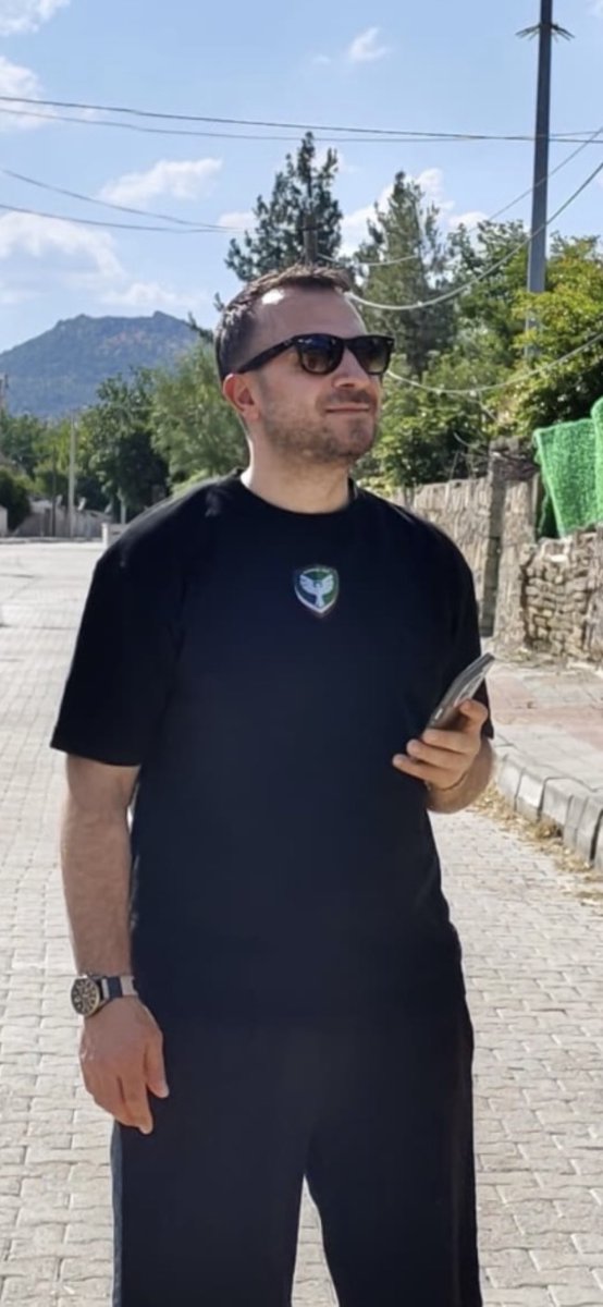Keyaxer's tweet photo. Issız tepelerde güneşe bakıp saati tahmin etsem,
Haberim olmasa hiç perşembeden, pazartesiden.

Böyle serazat yaşamak istiyor gönlüm…

Turgut Uyar https://t.co/wJ4JWss0Cb