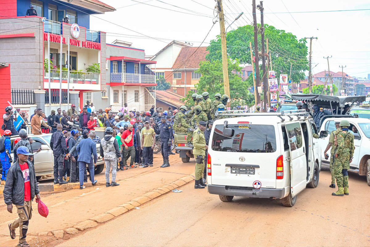 apple_lenz's tweet photo. BUTAMBALA ON 3rd-11-2025:
There was already signs of violence by Uganda insecurity forces as president @HEBobiwine was setting off.
โโโโ๐บ๐ฌ๐ฉธ๐ก
Waaliwo obubonero obwโeffujjo okuva mu magye ga Uganda agatali gabutebenkevu nga Pulezidenti Bobi Wine asimbulaโข
#6YearsOfNUP https://t.co/wCiHiBd5nq