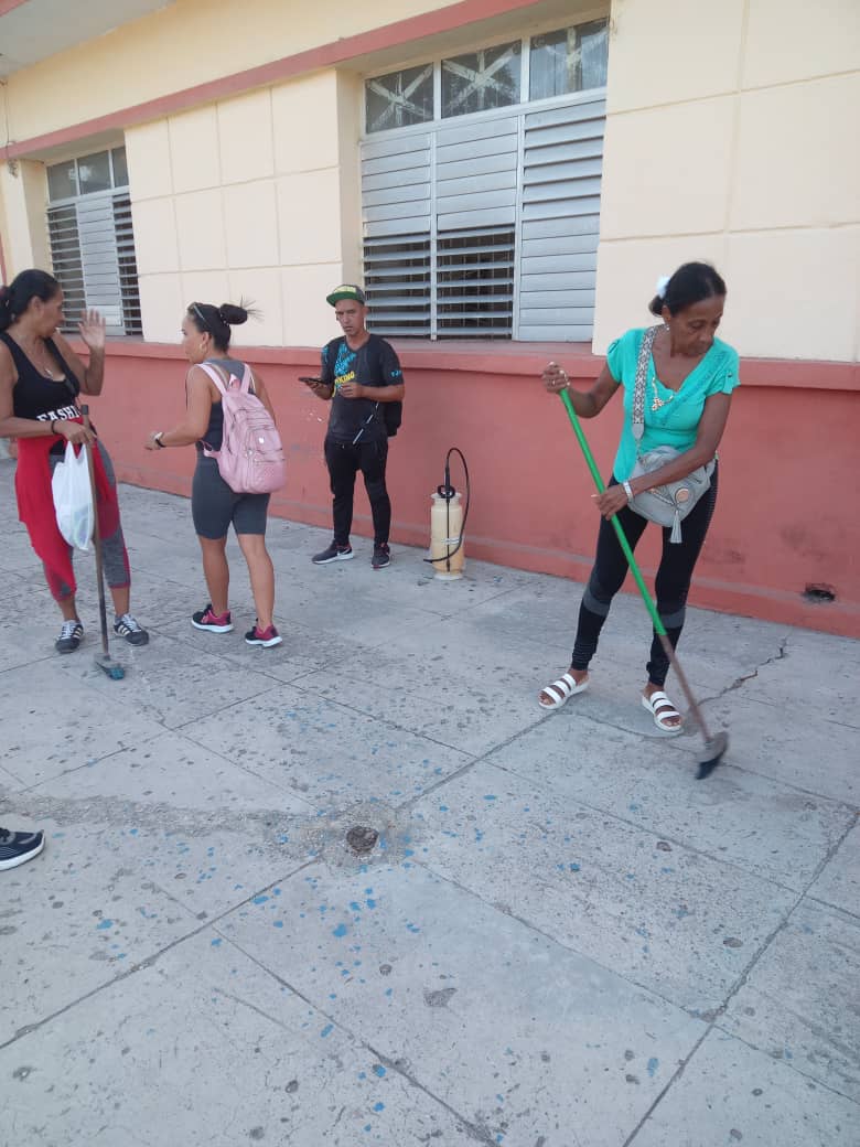 PolMachacoGbcoa's tweet photo. Policlinico Docente Ángel Machaco Ameijeiras

Actividad de Higienización de las áreas exteriores del centro en saludo al 26 de Julio https://t.co/O5WIVNnkjH