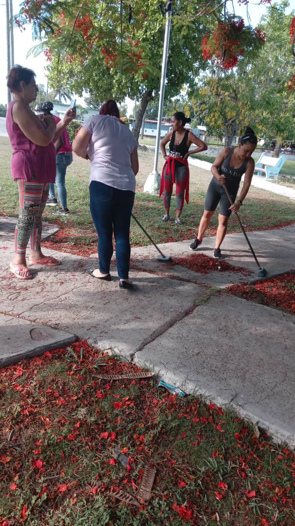 PolMachacoGbcoa's tweet photo. Policlinico Docente Ángel Machaco Ameijeiras

Actividad de Higienización de las áreas exteriores del centro en saludo al 26 de Julio https://t.co/O5WIVNnkjH